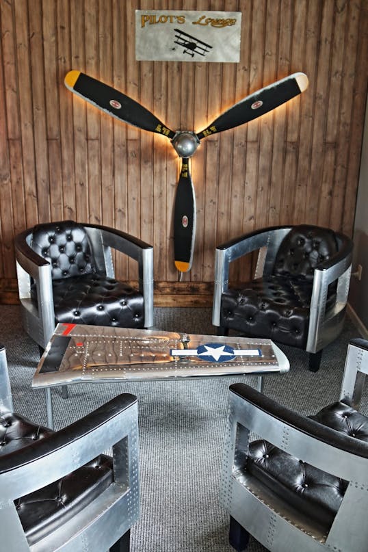 Flyvende bar med funksjonell skillevegg til stuen Flyvende bar med funksjonell skillevegg til stuen